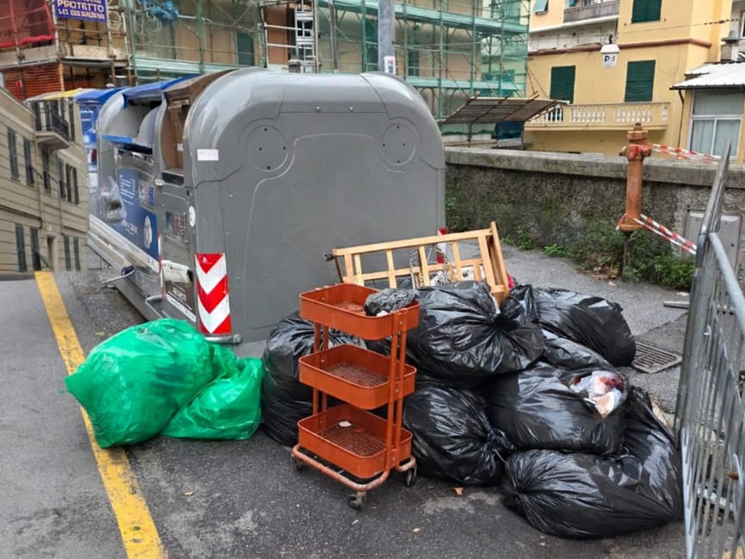 Rifiuti ingombranti via Toti