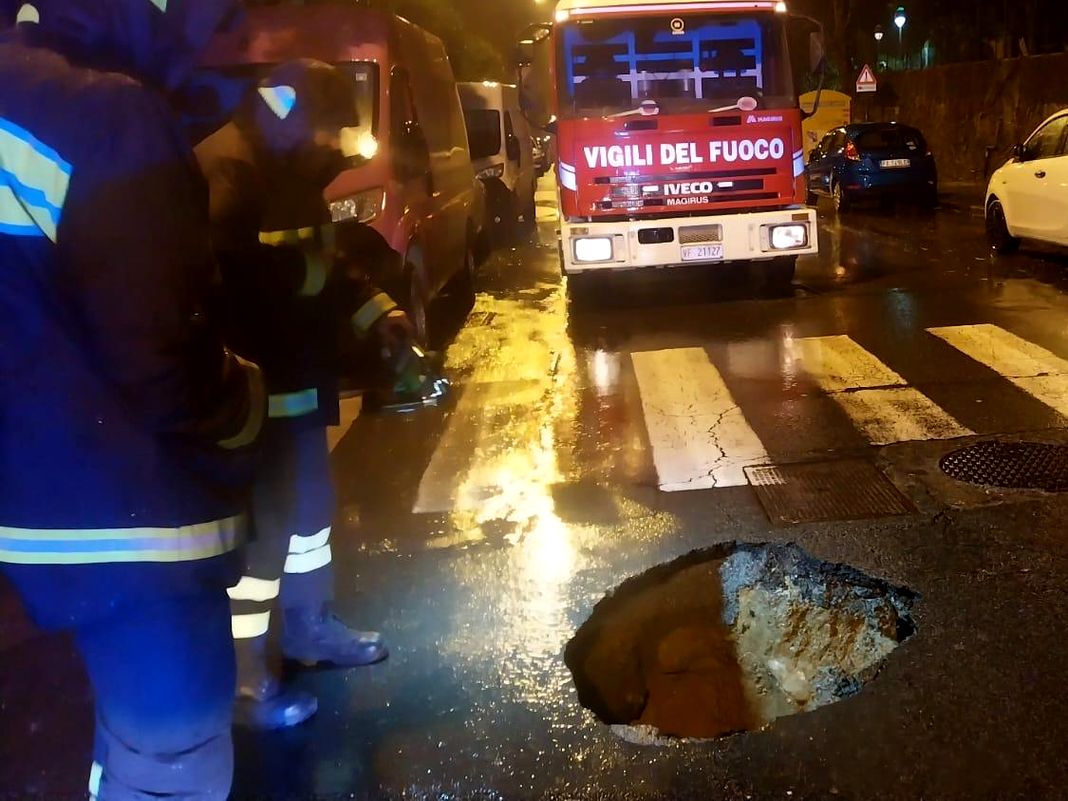 Savona, cede l’asfalto in via Carissimo e Crotti, accertamenti in corso savona buca strada crotti