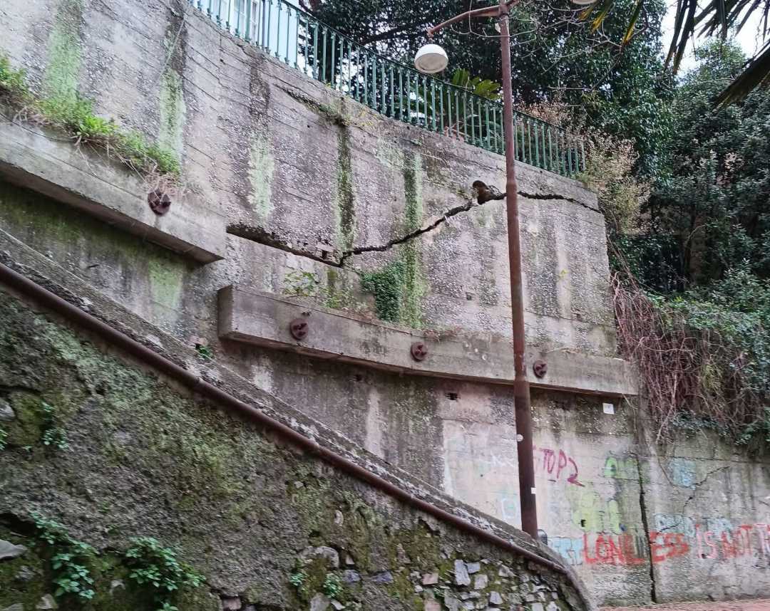 Genova, crepe su un muraglione in via Sapri: strada chiusa