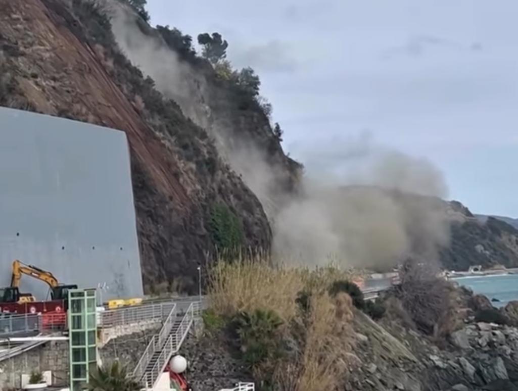 Frana ad Arenzano, fatto esplodere il masso in bilico Masso esploso frana Arenzano