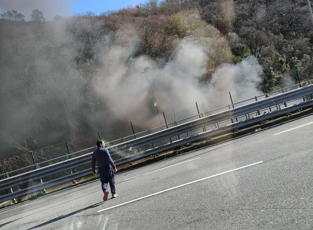 Autostrade, mezzo a fuoco all’uscita di Genova Nervi: traffico in tilt Mezzo a fuoco A12