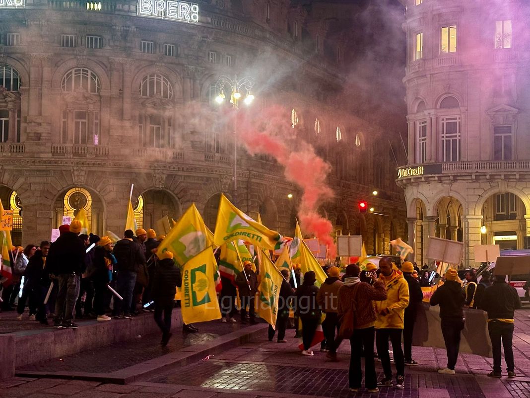 Genova, agricoltori protestano sotto la Regione Liguria manifestazione agricoltori deffe