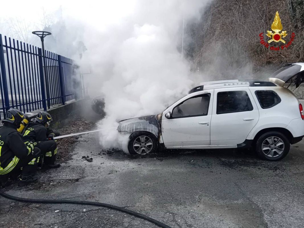 Altare, auto in fiamme a Isola del Pero, arrivano i vigili del fuoco altare auto in fiamme