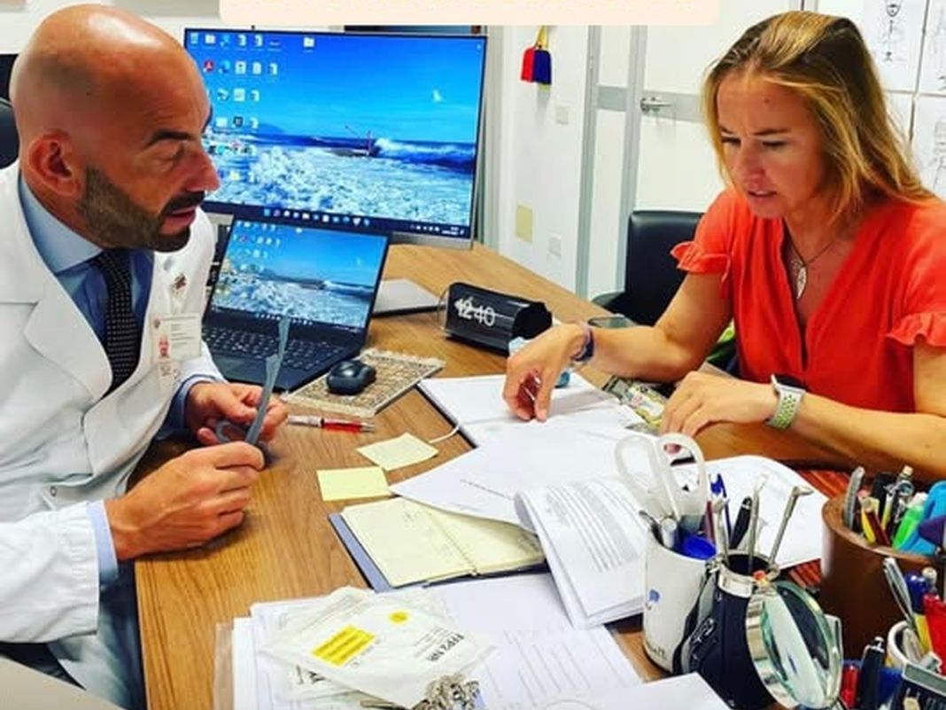 Genova, No Vax condannati per stalking di gruppo contro Matteo Bassetti Bassetti Matteo con avvocato