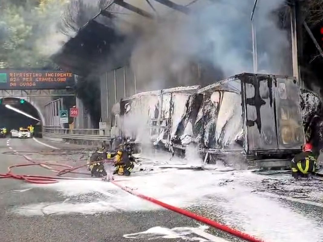 Caos Autostrade, ancora code per il camion in fiamme camion fiamme a10 16feb2026