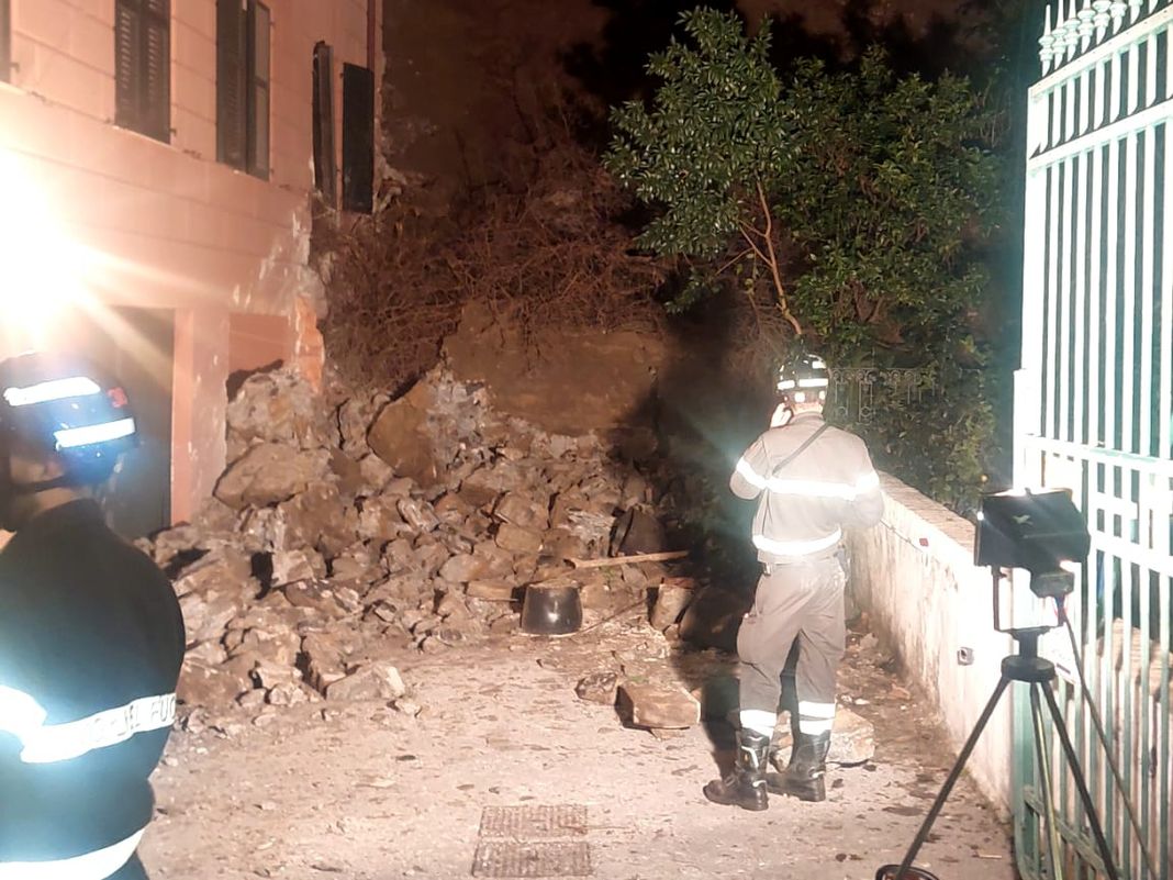 Genova, boato e poi un crollo in passo Barsanti a Castelletto castelletto, crollo, passo barsanti