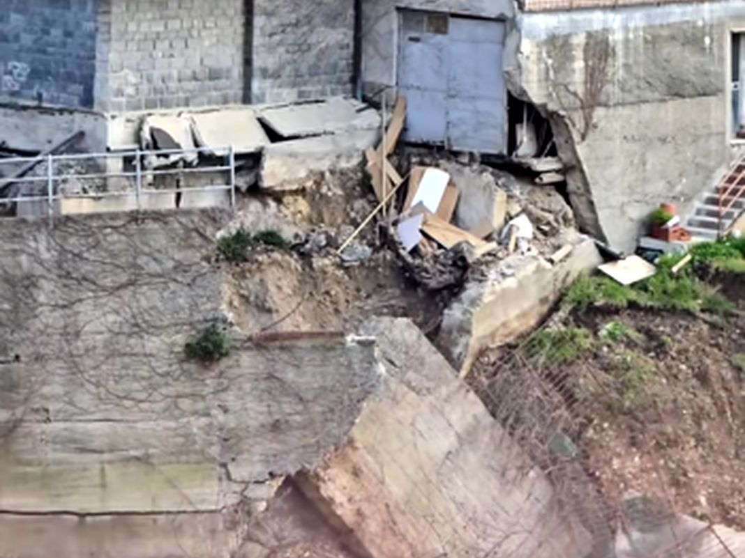 Genova, crollo di via Napoli, la terra continua a franare crollo via Napoi cedimento 23 feb 2026