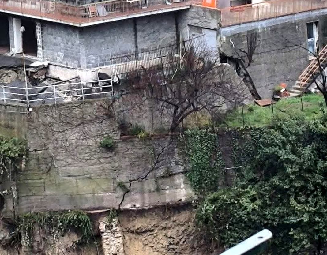 Genova, nuovo cedimento in via Napoli, palazzo resta evacuato lagaccio palazzo evacuato frana via Napoli