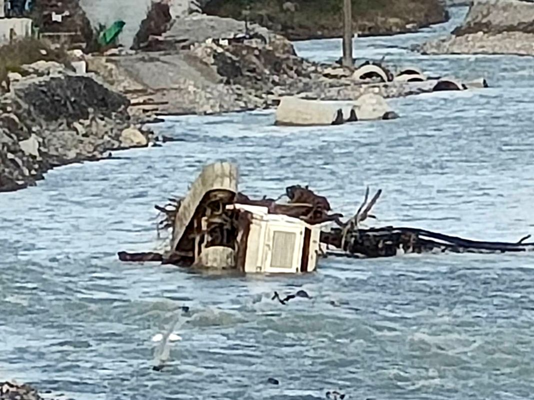 Genova, la piena del Bisagno travolge il cantiere ruspa travolta nel bisagno