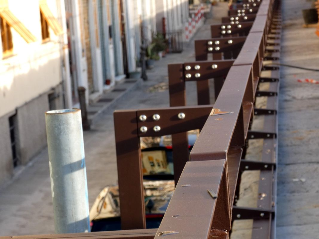 Genova, dubbi sulle ringhiere sulle Mura della Malapaga Mura della Malapaga Genova ringhiera