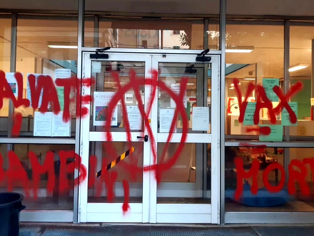 Genova, scritte No Vax e contro l’educazione sessuo-affettiva sulle scuole No Vax scritte sulle scuole genova