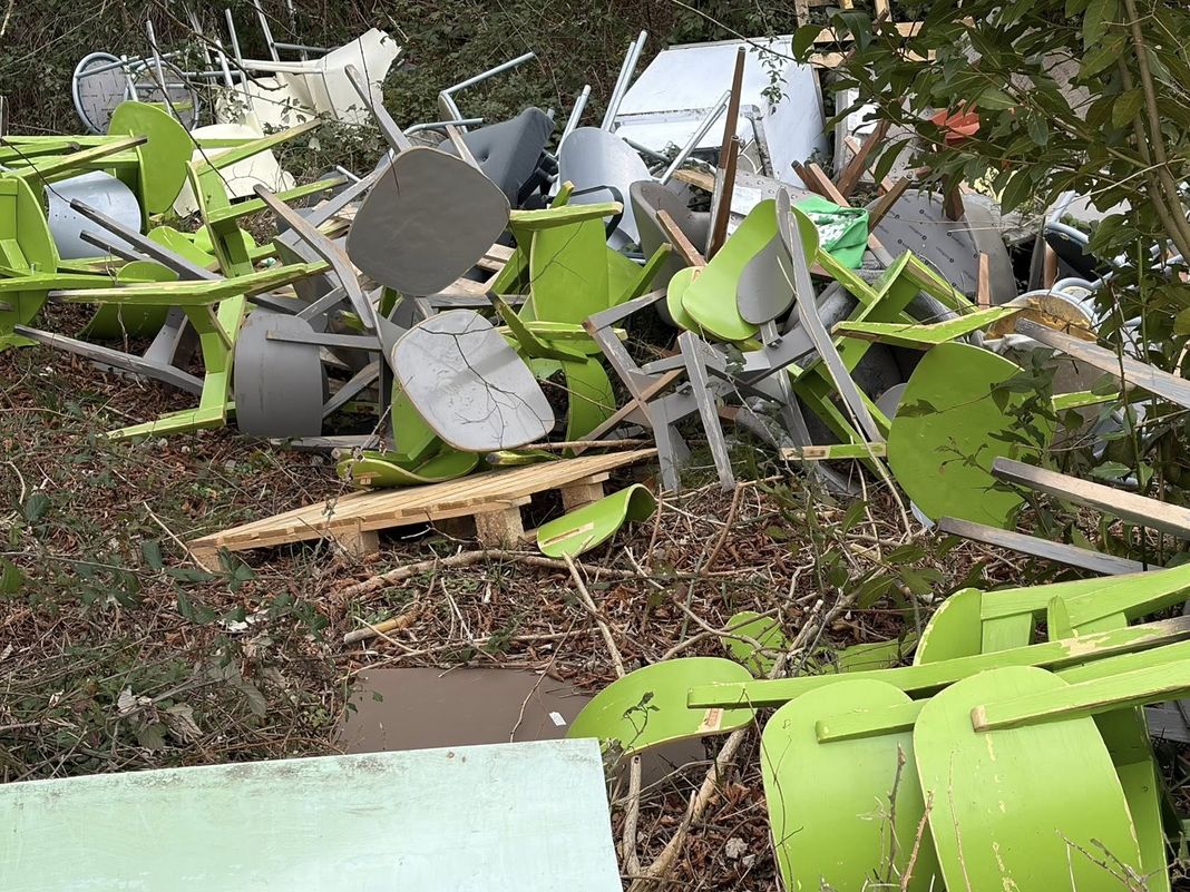 Genova, discarica di sedie abbandonate nel Parco del Peralto sedie parco peralto discarica