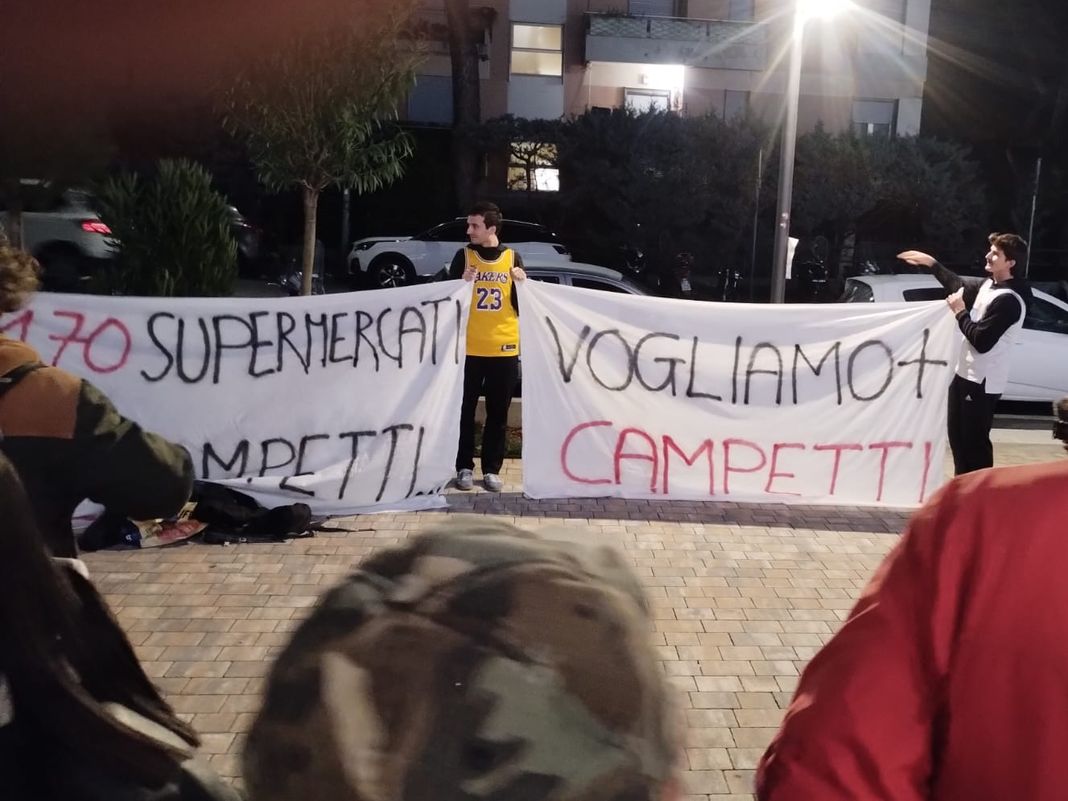 Quarto, flash-mob contro il supermercato Basko, proteste per il traffico quarto protesta supermercato basko genova