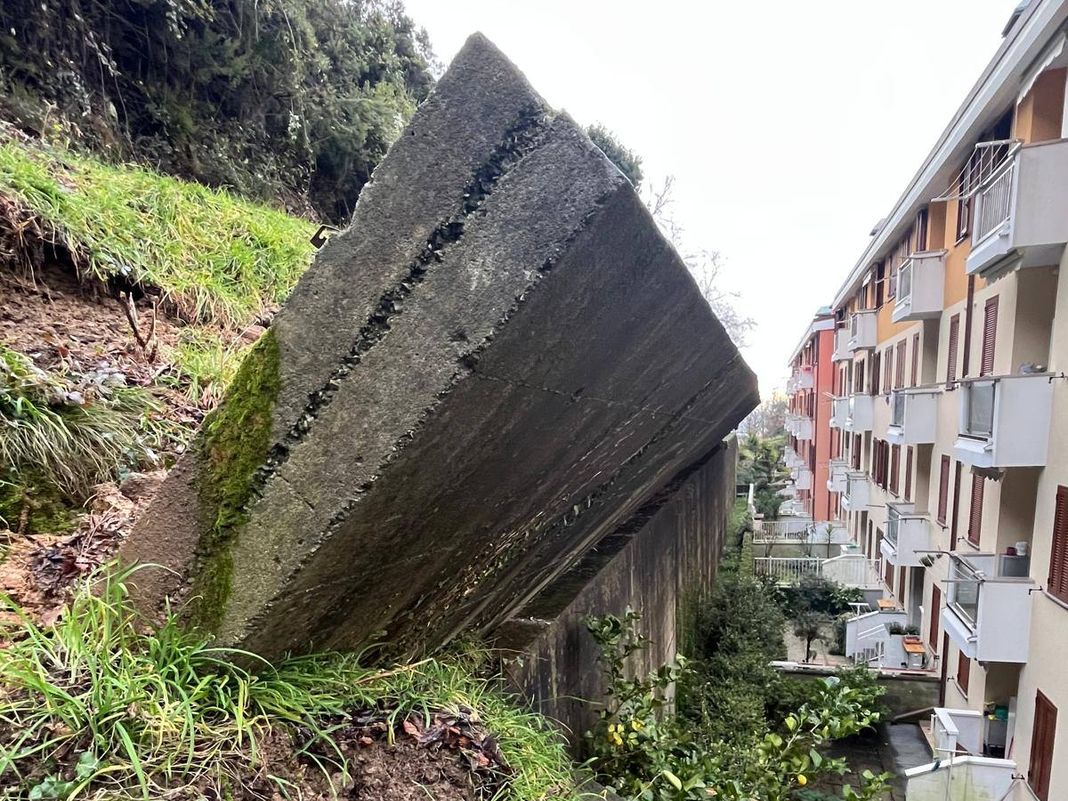 Genova, cede muraglione a Sestri Ponente, 4 famiglie evacuate sestri ponente villa gavotti muro caduto