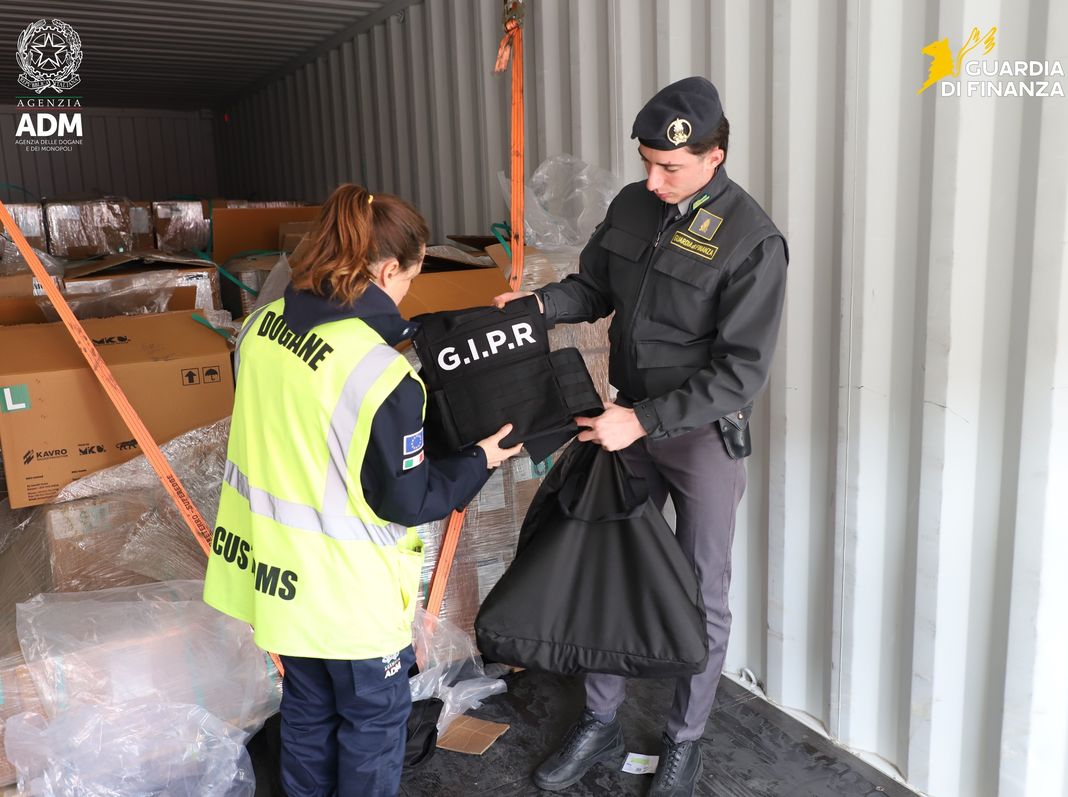 Genova, maxi sequestro di armamenti in Porto sequestro armamenti porto genova