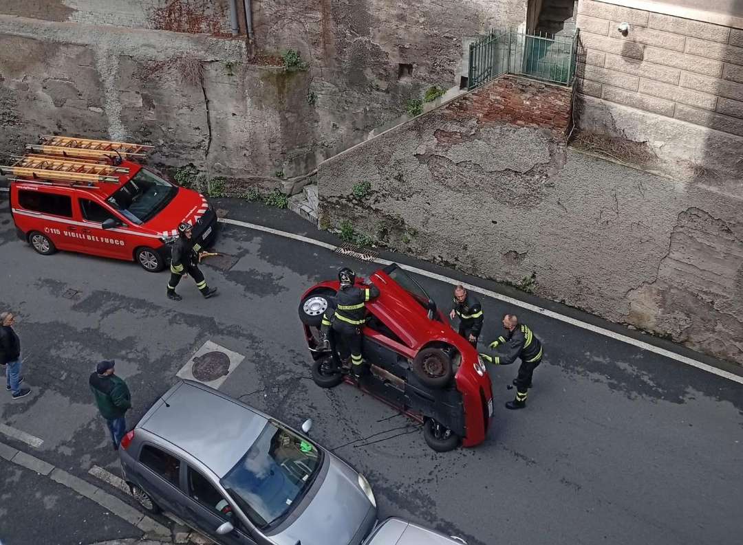 Auto ribaltata via Robino