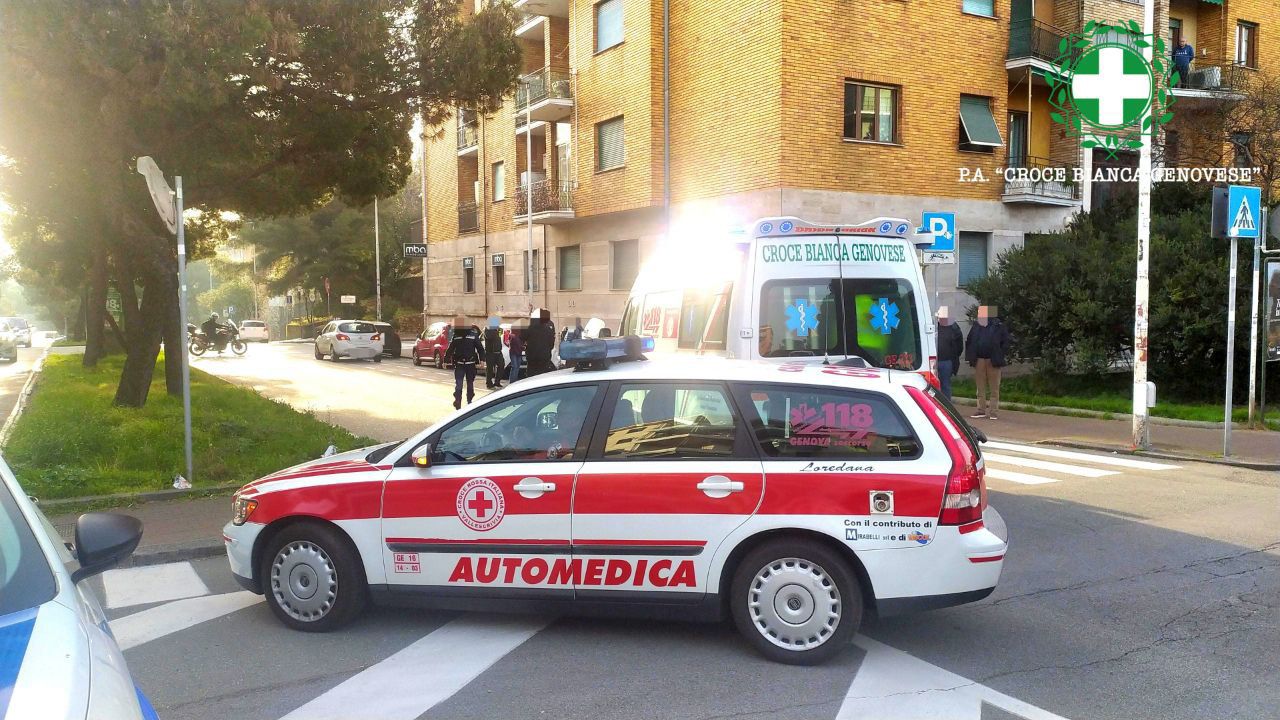 Genova, donna investita da uno scooter in Albaro: è grave Donna investita Albaro ambulanza