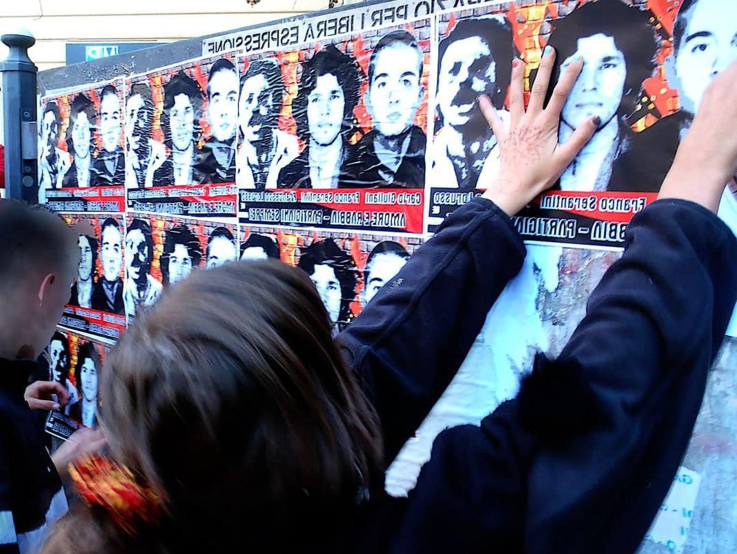 Genova Antifascista attacchinaggio