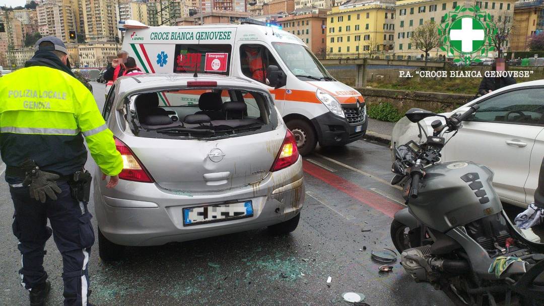 Genova, incidente auto-moto a Marassi: un ferito e traffico in tilt Incidente Marassi