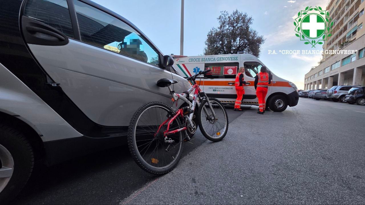 Genova, incidente auto-bici alla Foce: un ferito all’ospedale Incidente piazza Rossetti