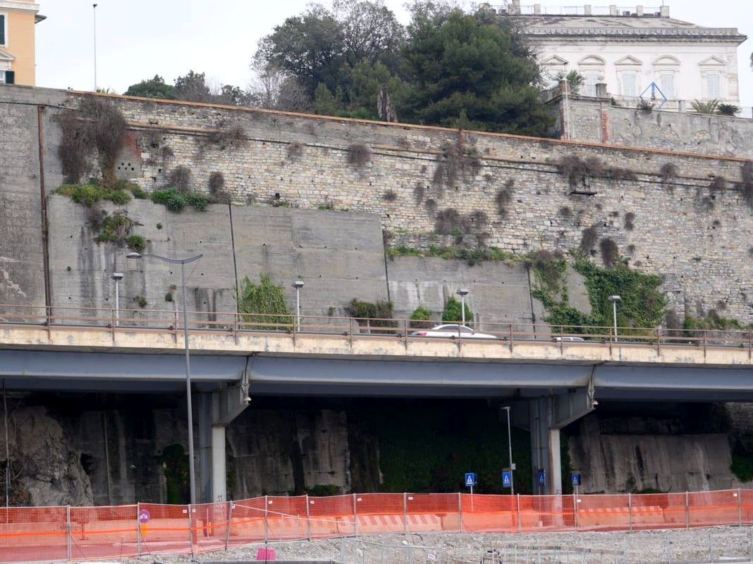Genova, al via i lavori di pulizia e manutenzione sulle Mura di corso Saffi Mura Sopraelevata corso Aurelio Saffi