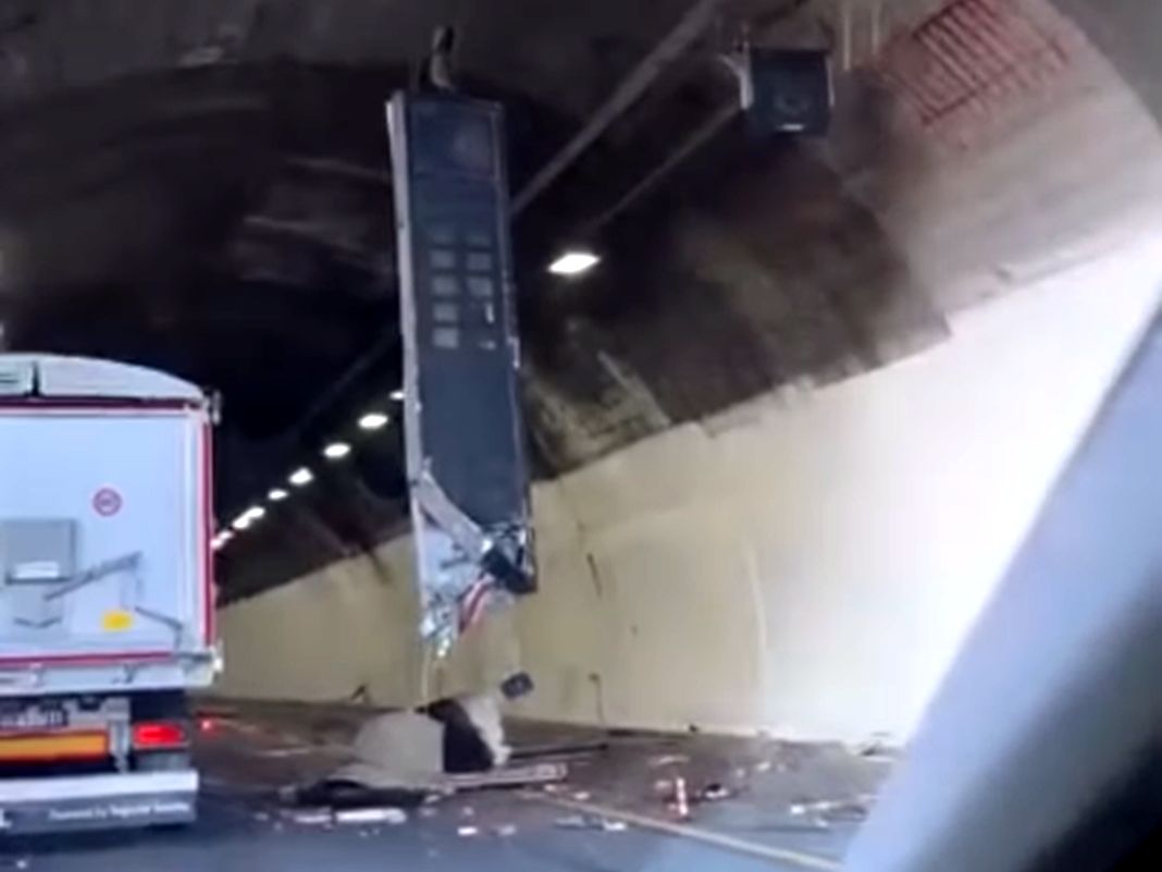 Autostrade, cade pannello sulla A10 tra Arenzano e Varazze autostrade oannello caduto A10