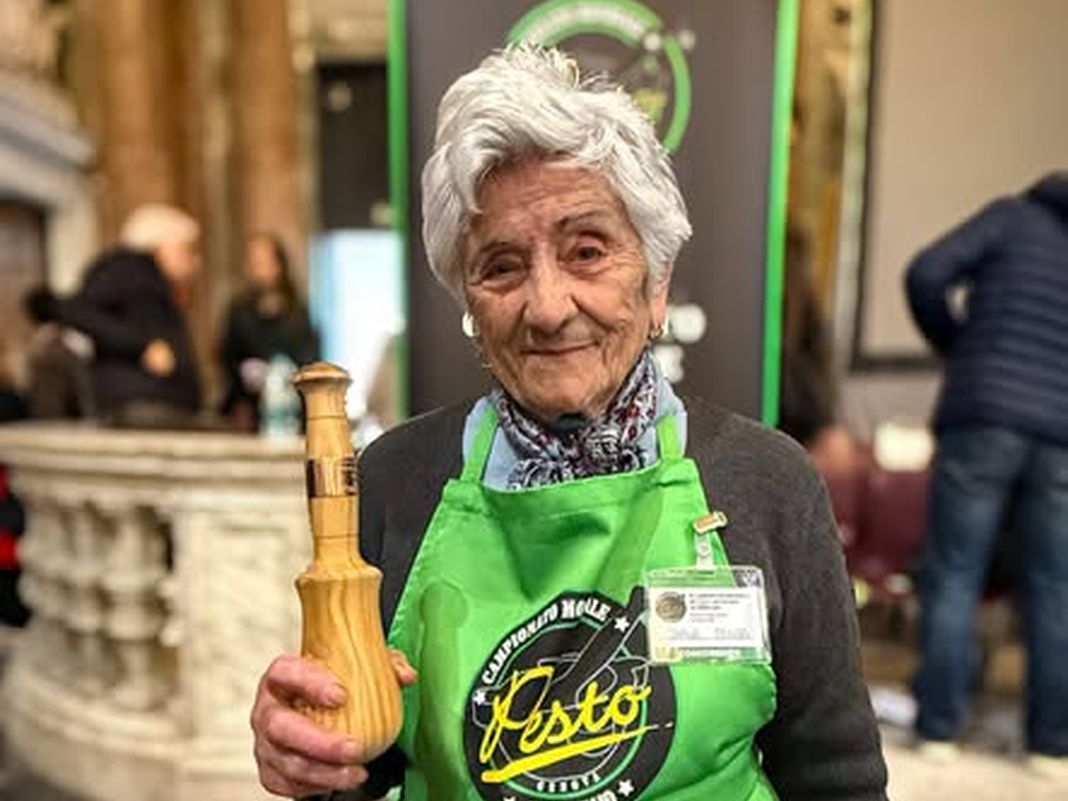Genova, Campionato Mondiale del Pesto, vince Carla Pensa, 85 anni di Neirone Carla Pensa