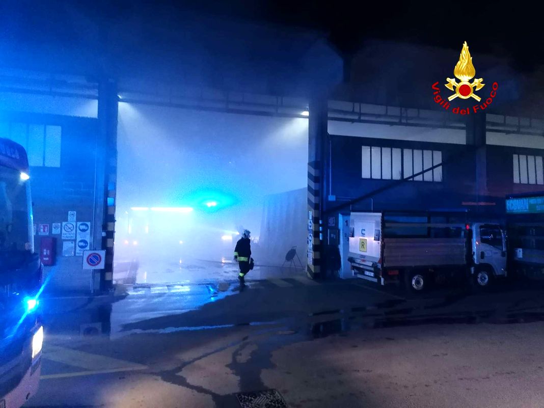 incendio capannone amiu genova 19 marzo 2026