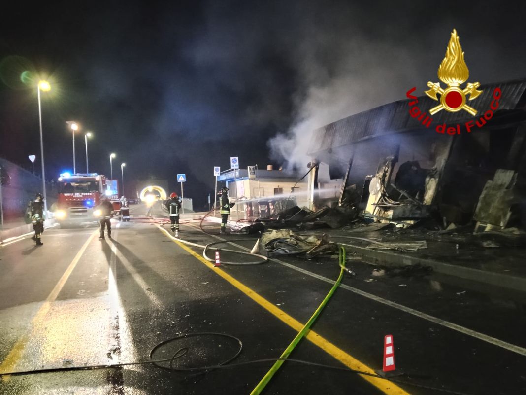 Vesima, spenta l’incendio nello stabilimento balneare, riaperta l’Aurelia incendio Vesima 18 marzo 2026