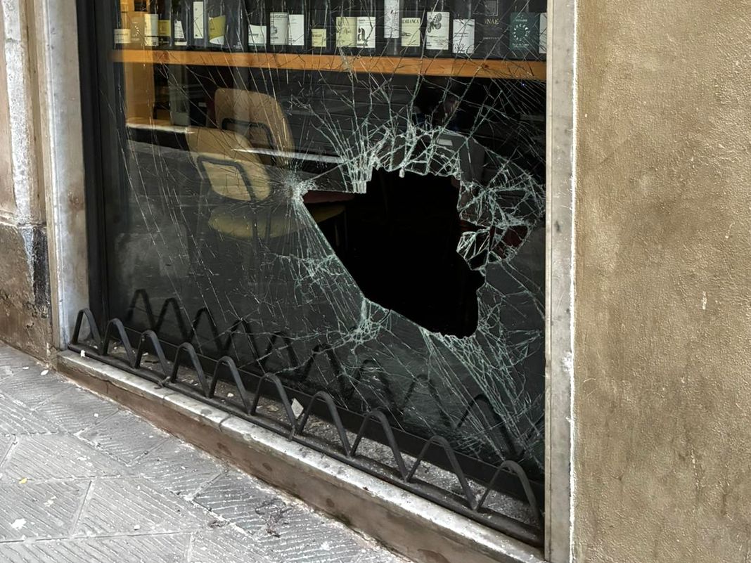 Genova, colpo con vetrina spaccata alla Locanda Spinola locanda spinola spaccata vetrata rotta genova