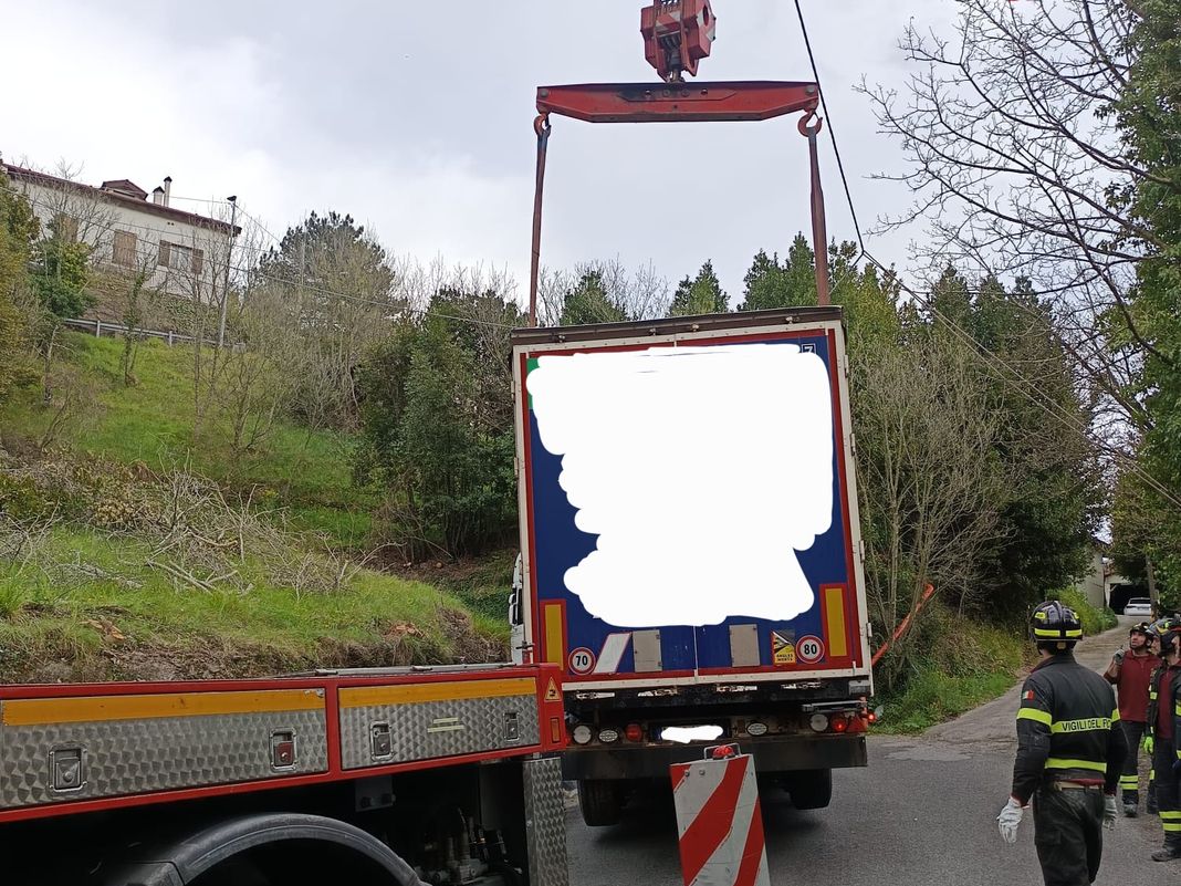 Serra Riccò, Tir incastrato per errore del GPS, arrivano i pompieri tir incastrato serra riccò