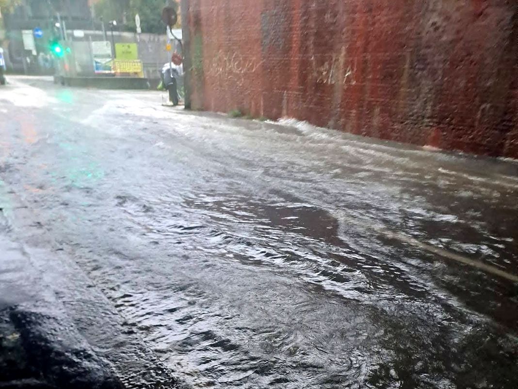 Maltempo a Genova, via Rossini ancora allagata, Versace: la ditta risolva