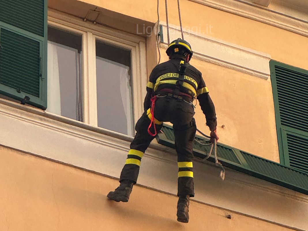 Maltempo a Genova, cadono lastre di ardesia in viale Bracelli a Marassi vigili fuoco albaro, tapparella