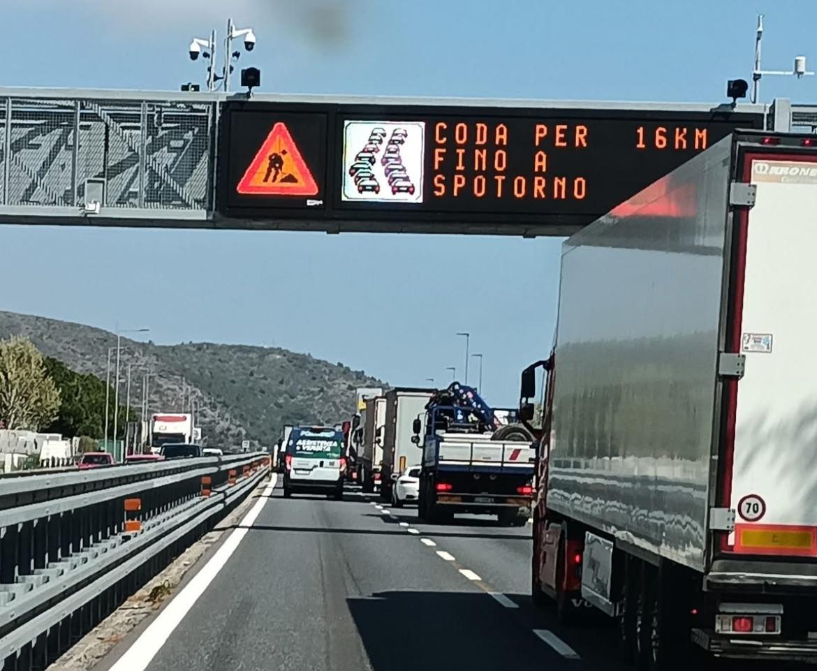 Autostrade, pomeriggio da incubo in A10: quasi 20km di coda verso Genova Coda A10