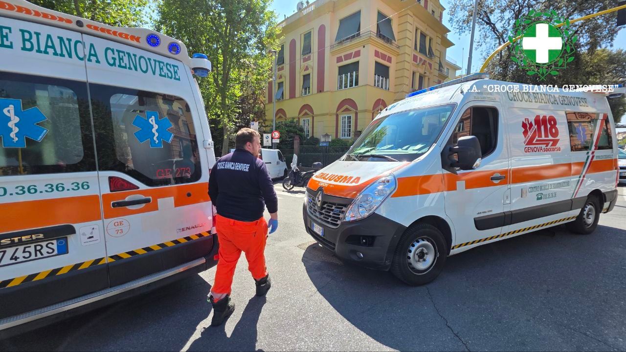 Genova, schianto tra scooter in Albaro: tre feriti all’ospedale Incidente via Righetti ambulanza
