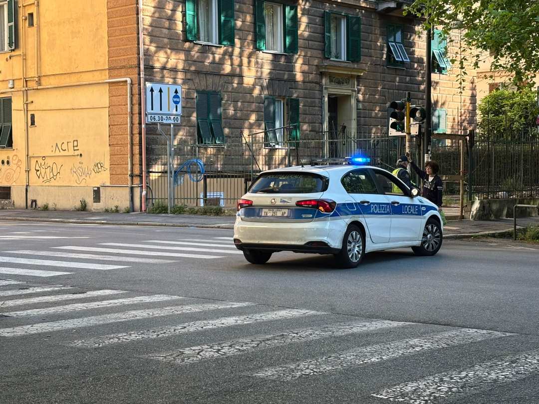 Genova Antifascista, scattano le chiusure per il corteo: traffico in tilt alla Foce Polizia locale Genova corteo chiusure