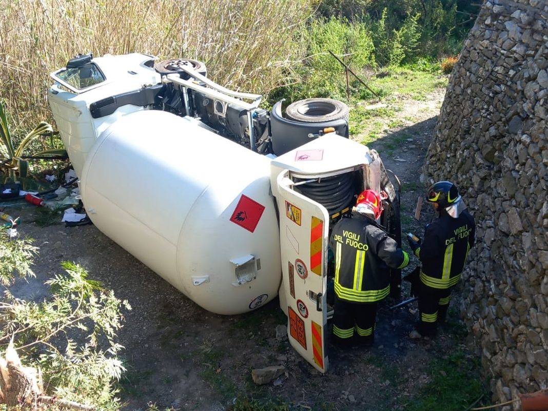 Alassio, messa in sicurezza la cisterna carica di gas che si è ribaltata camion cisterna ribaltato alassio