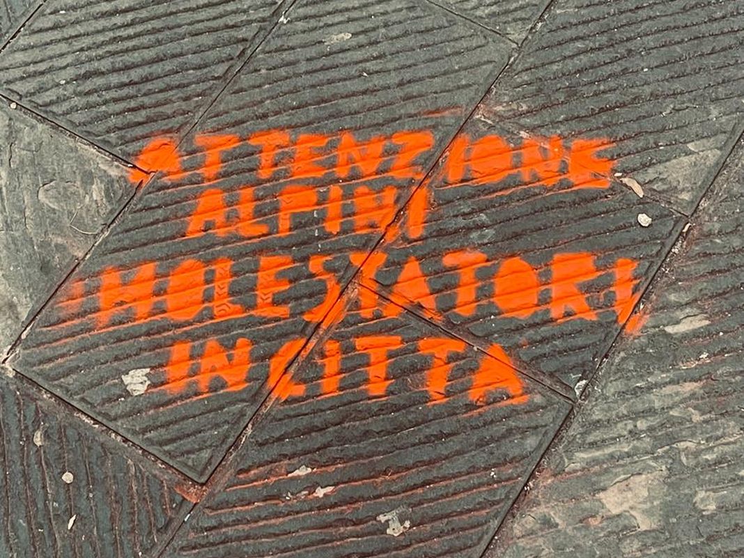 Alpini a Genova, battaglia sui social pro e contro l’evento alpini molestatori scritte genova