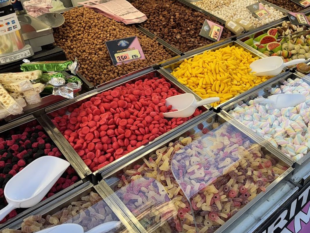 Fiera di San Salvatore domenica 3 maggio a Sampierdarena bancarelle dolciumi fiera