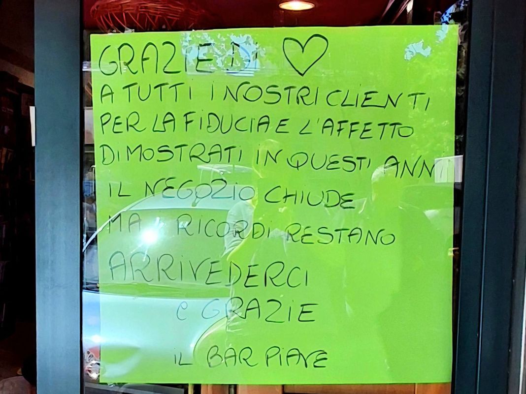 Albaro, chiuso dopo 65 anni di attività il Bar Piave, il rimpianto dei residenti bar piave chiude cartello