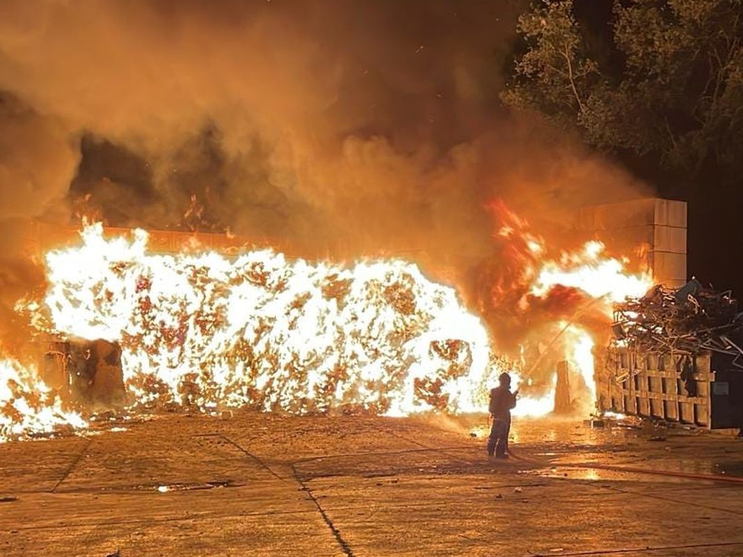 Cisano Neva, in fiamme l’isola ecologica di Cenesi incendio cenesi isola ecologica