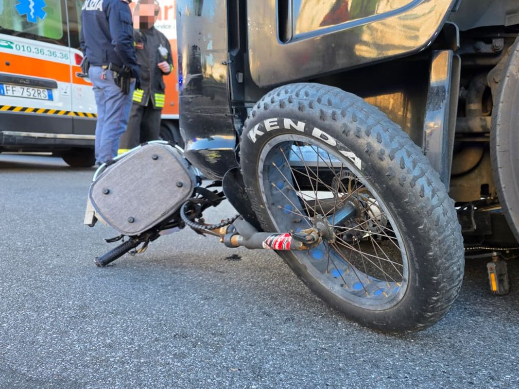 Genova, ciclista travolto da Tir alla Foce, salvo per miracolo ciclista travolto tir viale brigata bisagno