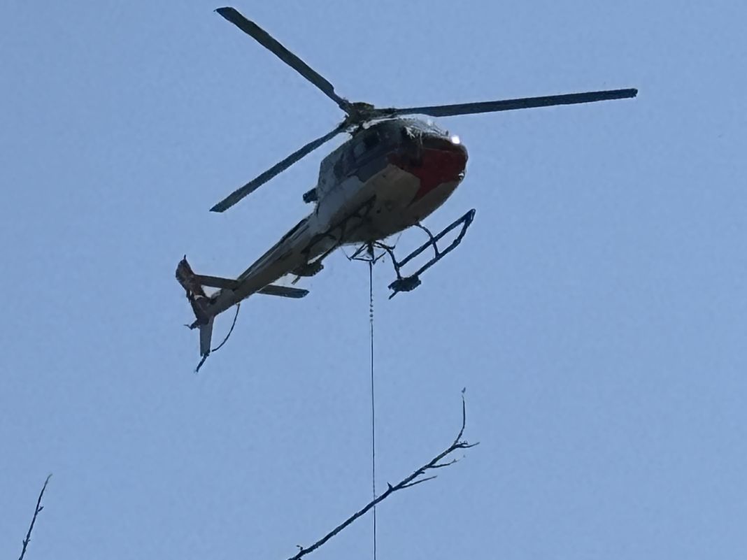 Genova, elicottero consegna una vasca per piscina a Pino Soprano elicottero pino soprano