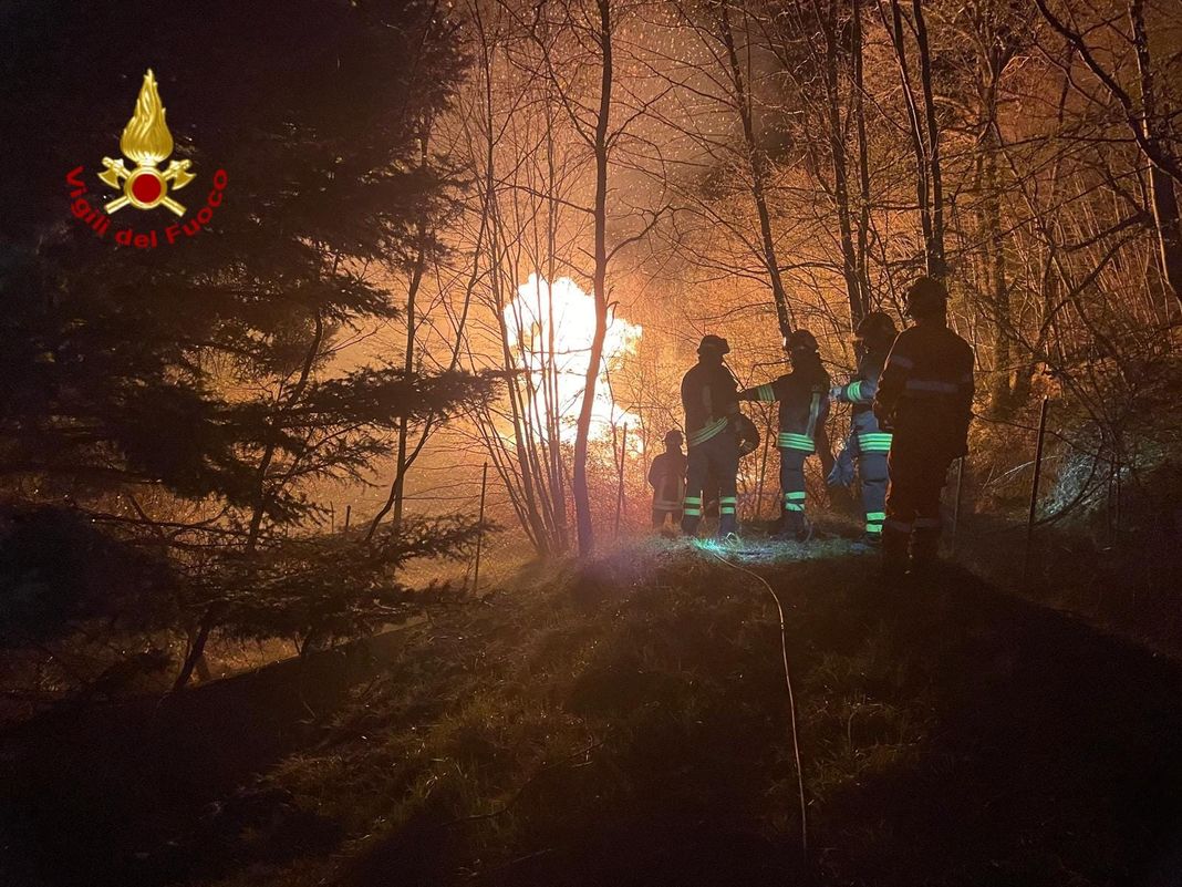 Imperia, fiamme nei boschi di Aurigo e Borghetto d’Arroscia fiamme bosco vigili del fuoco