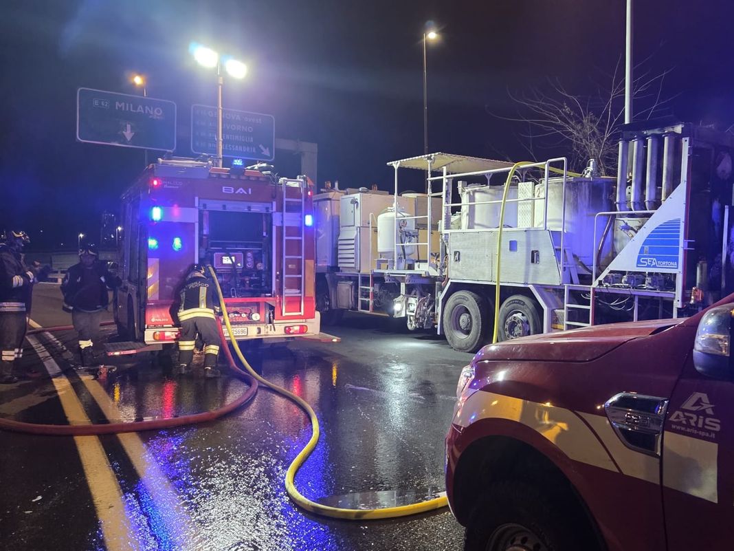 Genova, camion in fiamme al casello di Bolzaneto incendio camion bolzaneto 31 marz0 2026