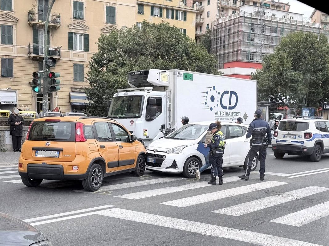 Genova, incidente stradale in Lungobisagno Istria, rallentamenti e code incidente staglieno 13 aprile 2026