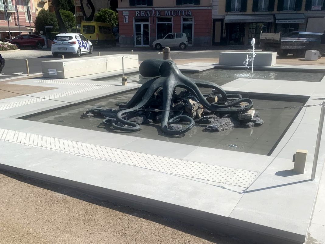Rapallo, ancora polemiche per il ritorno del celebre Polpo rapallo statua polpo