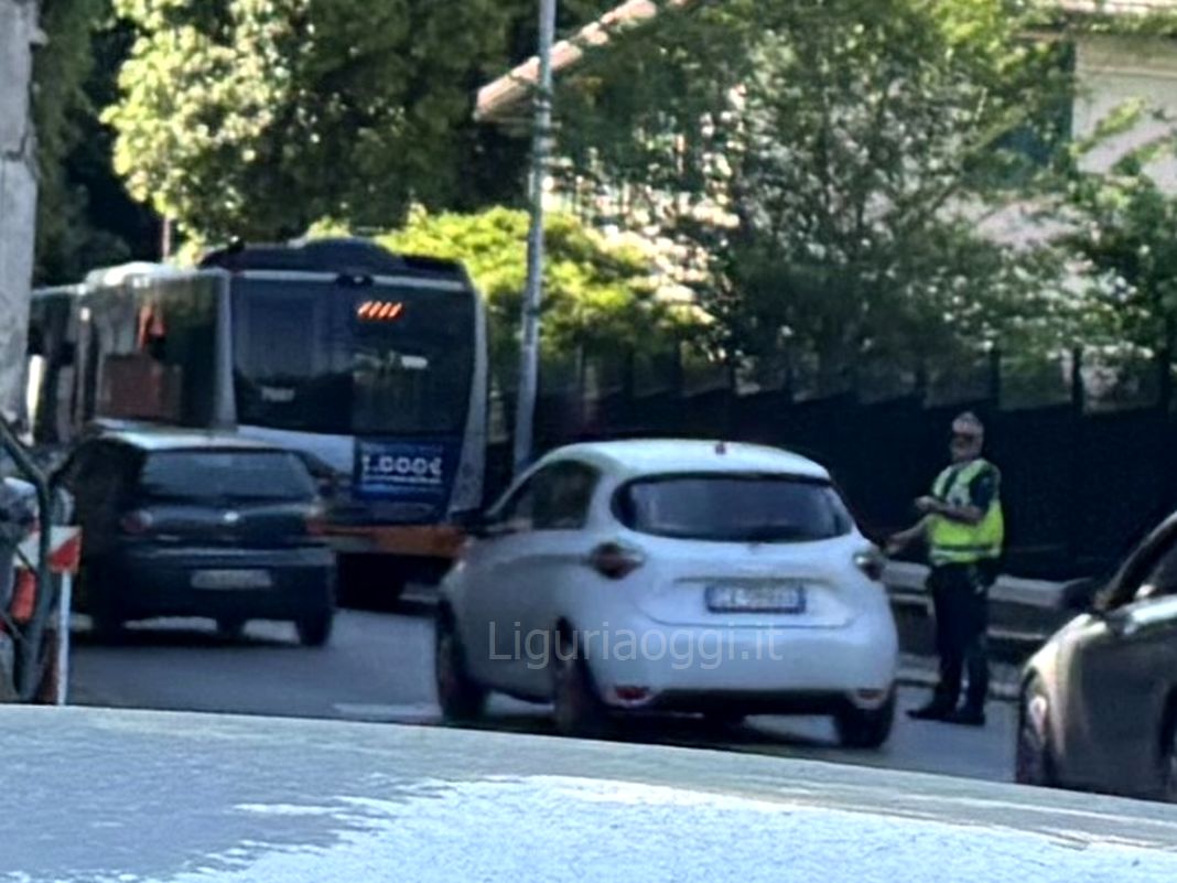 Genova, traffico in tilt a Sturla per autobus in avaria e cantieri sturla autobus avaria