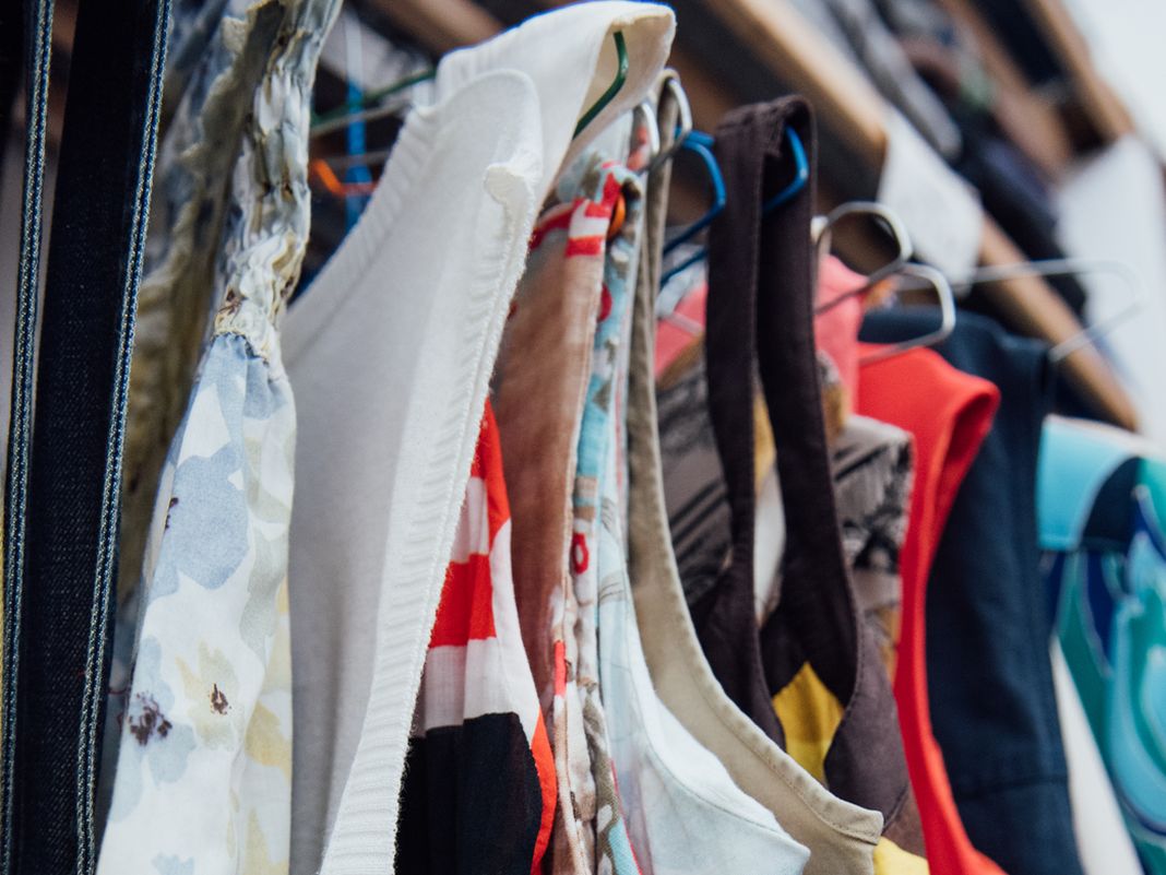 Genova, Sfilata di strada in piazza Posta Vecchia con riuso e moda creativa abiti