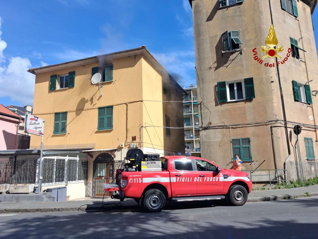 Genova, incendio in un appartamento a Bolzaneto, salvato cagnolino Incendio appartamento Bolzaneto